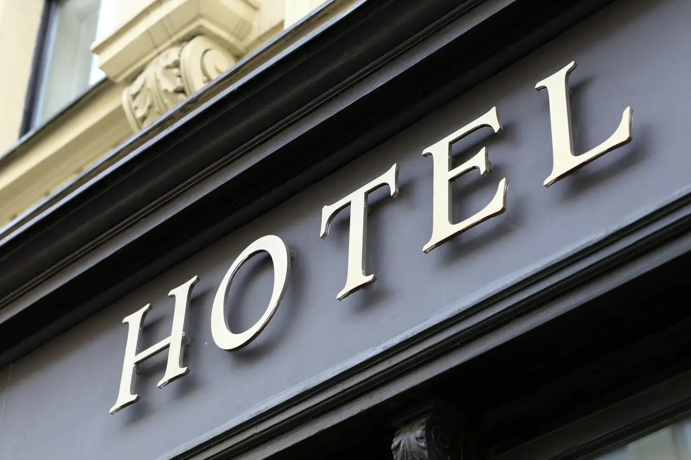 napis hotel na budynku